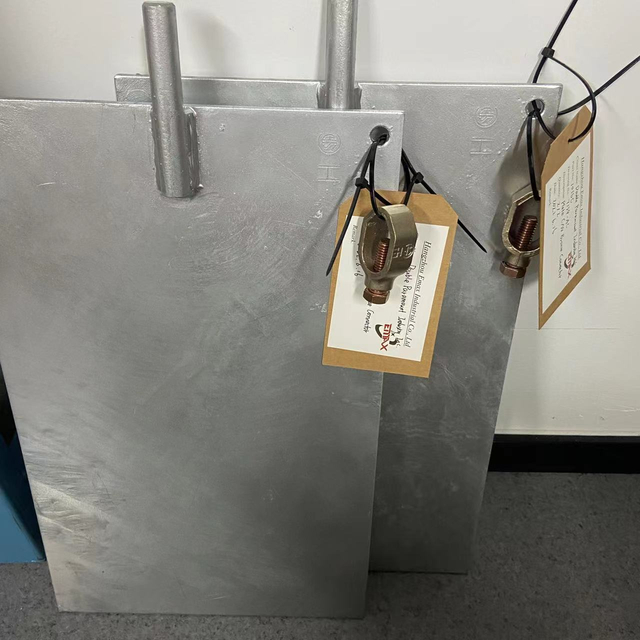 BODENPLATTE MIT BRONZE-ANSCHLUSS